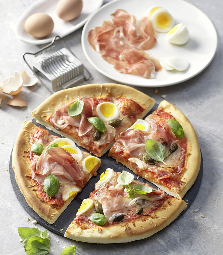 Pizza mit Prosciutto und Ei - Rezept