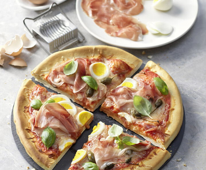 Pizza mit Prosciutto und Ei - Rezept