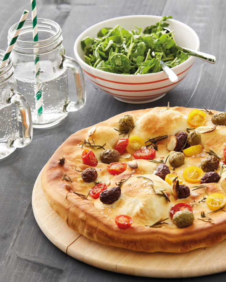 Focaccia mit Oliven und Tomaten - einfaches Rezept