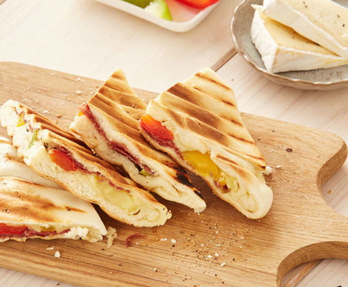 Flammkuchen Toasty: Salami & Brie