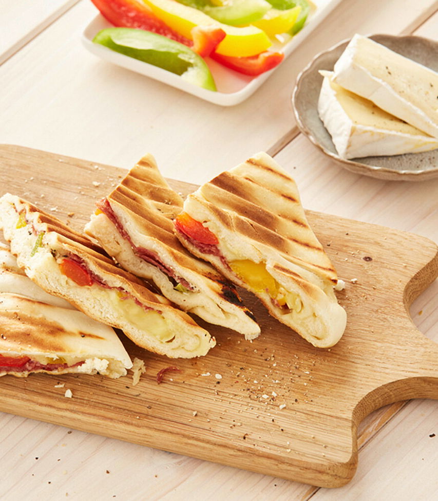 Flammkuchen Toasty: Salami & Brie