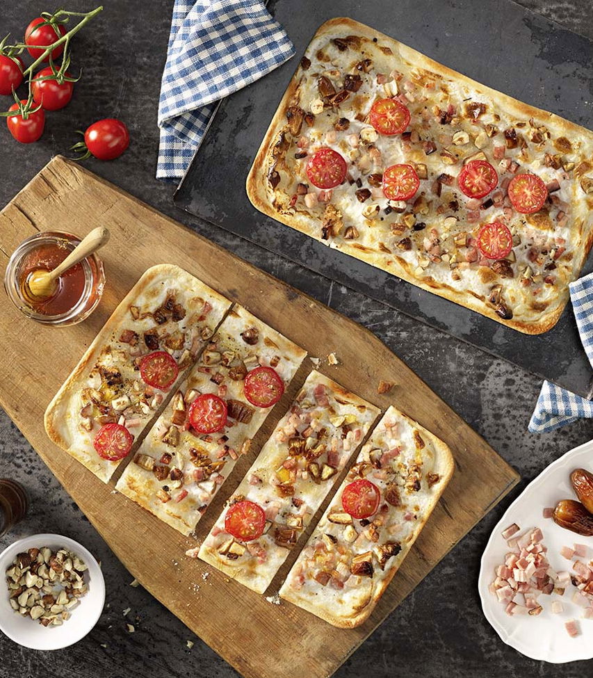 Flammkuchen mit Datteln und Speck