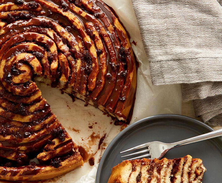 Riesen-Zimtschnecke mit Schokosauce