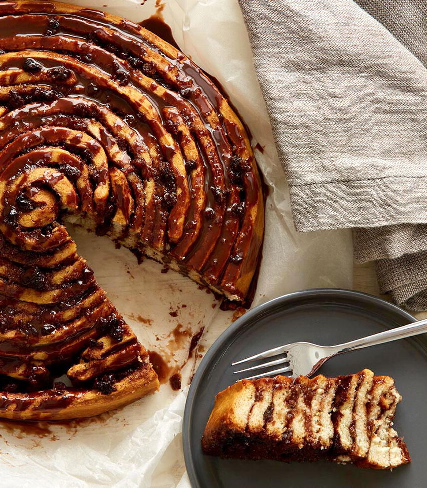 Riesen-Zimtschnecke mit Schokosauce