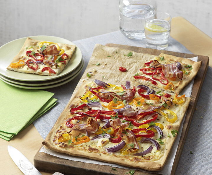 Flammkuchen mit Paprika und Knusperspeck - Tante Fanny