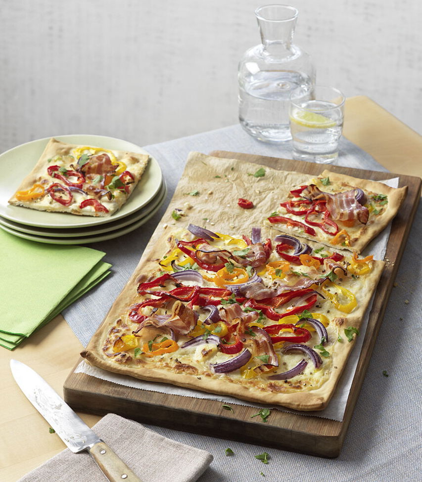 Flammkuchen mit Paprika und Knusperspeck - Tante Fanny