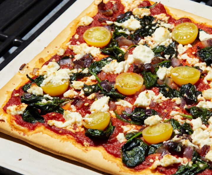 Vegetarische Pizza mit Spinat und Feta vom Grill - Tante Fanny