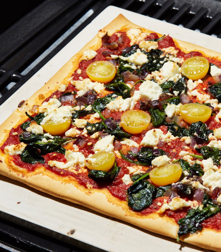 Vegetarische Pizza mit Spinat und Feta vom Grill - Tante Fanny