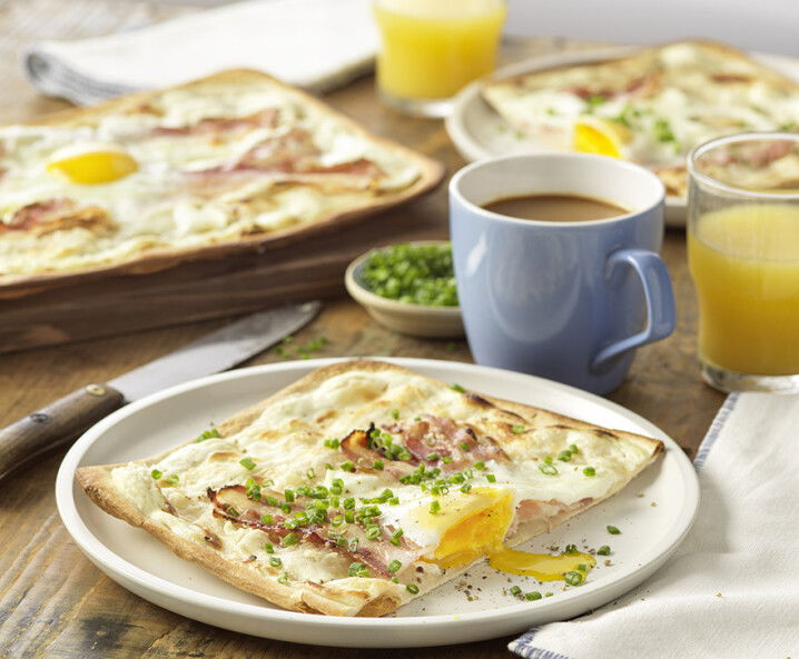 Flammkuchen mit Frühstücksspeck und Spiegelei