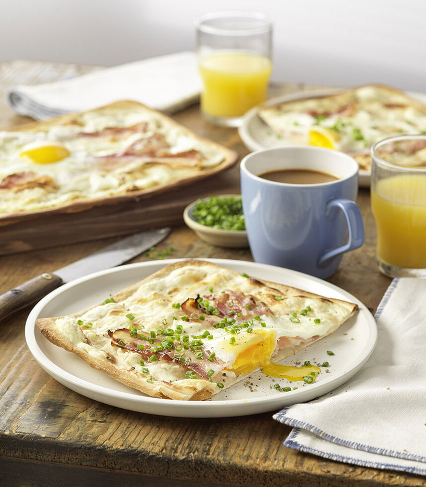Flammkuchen mit Frühstücksspeck und Spiegelei