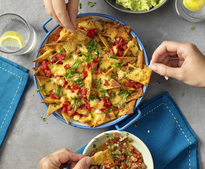 Flammkuchen-Nachos mit mit Guacamole & Salsa
