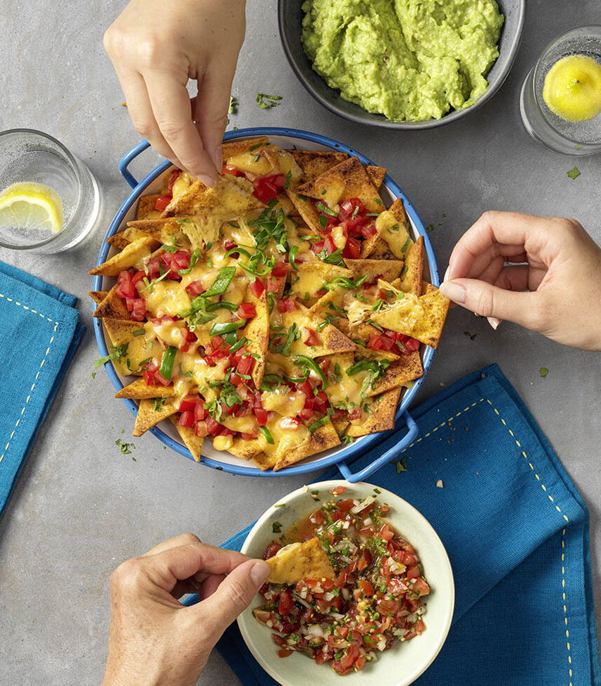 Flammkuchen-Nachos mit mit Guacamole & Salsa