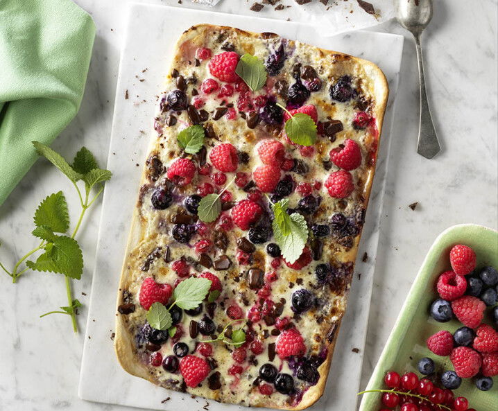 Stracciatella-Flammkuchen mit Beeren
