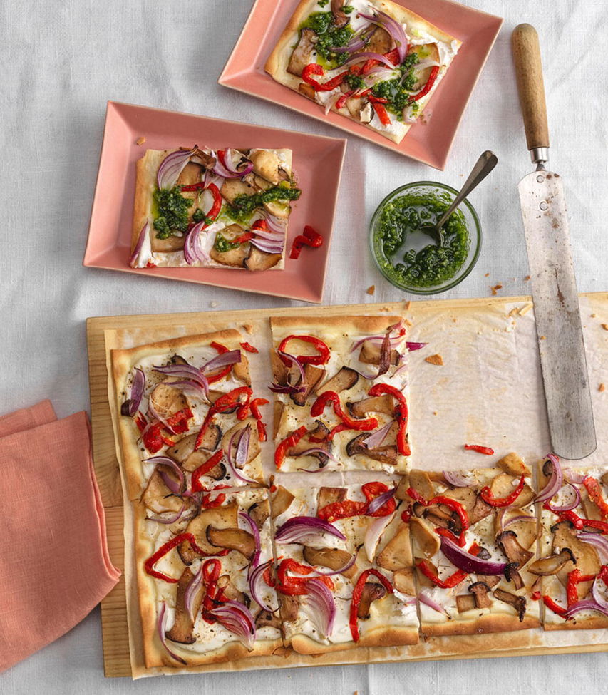 Veganer Flammkuchen mit Kräuterseitlingen gegrilltem Paprika und Pesto