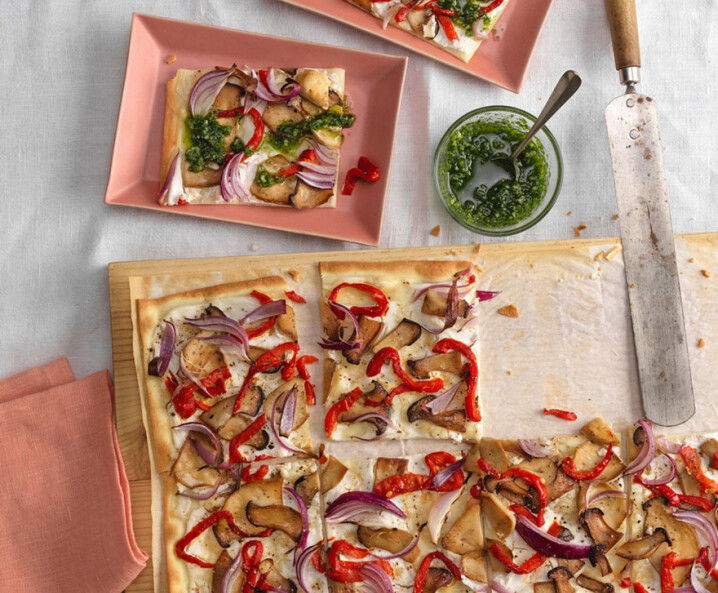 Veganer Flammkuchen mit Kräuterseitlingen gegrilltem Paprika und Pesto