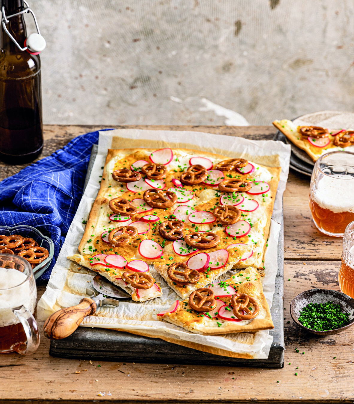 Bayrischer-Brotzeit-Flammkuchen mit Obatztem