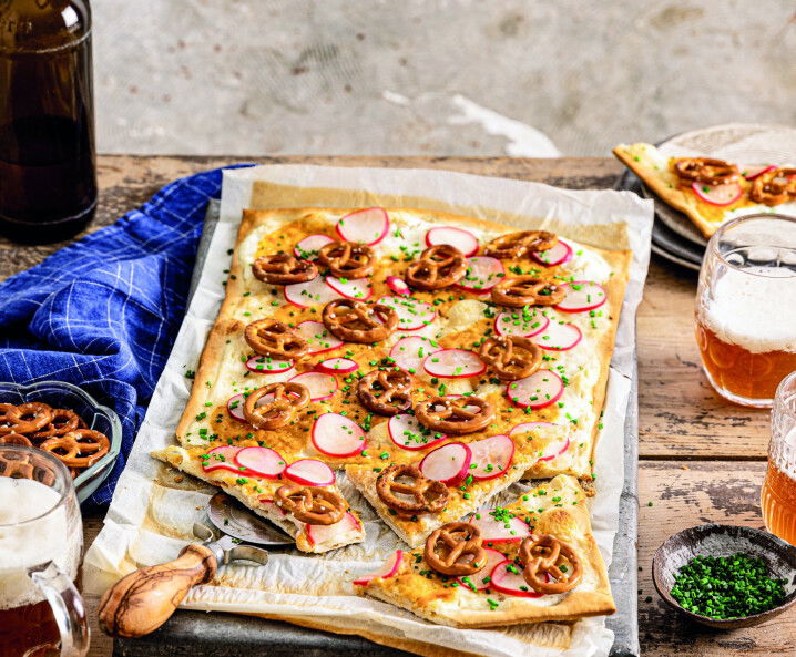 Bayrischer-Brotzeit-Flammkuchen mit Obatztem