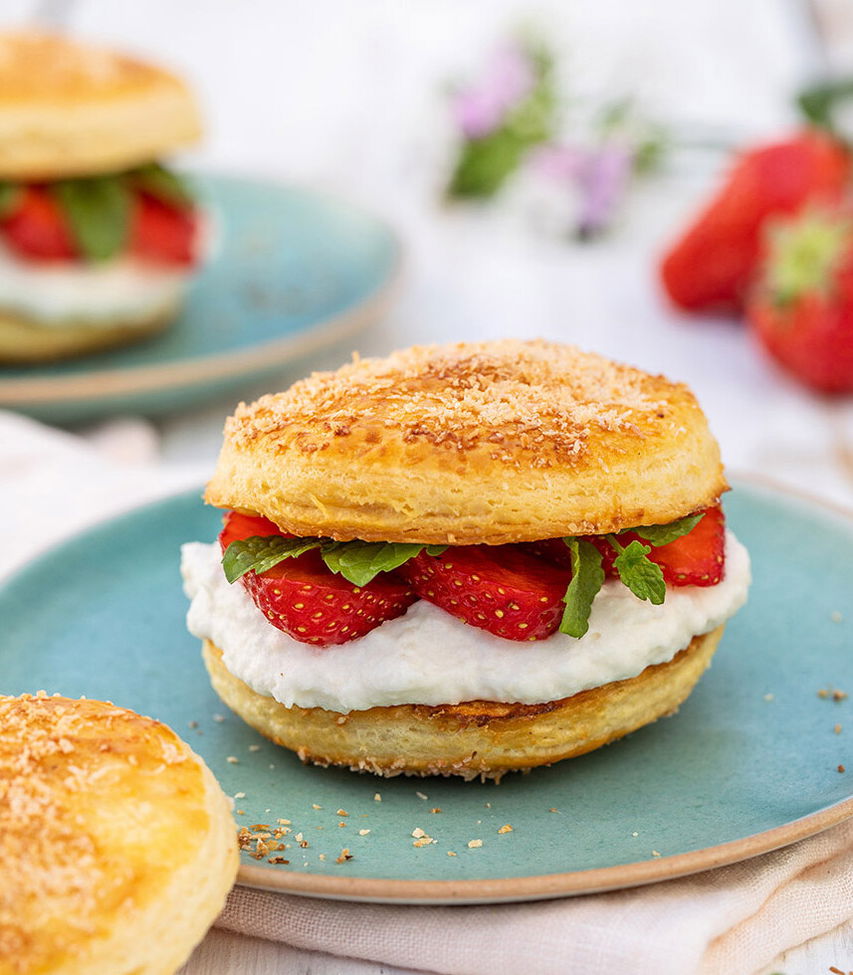 Süße Erdbeer-Burger aus Butter-Croissant- und Plunderteig