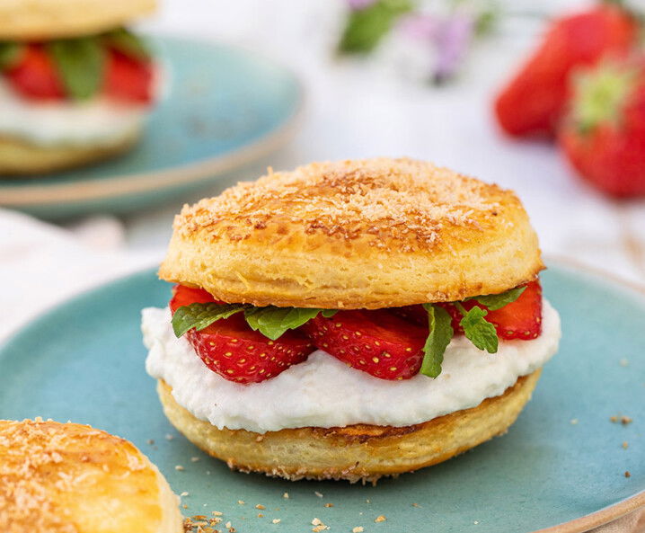 Süße Erdbeer-Burger aus Butter-Croissant- und Plunderteig