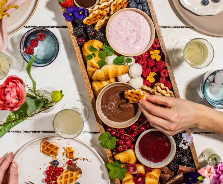 Süßes Charcuterie-Board mit Mini-Croissants