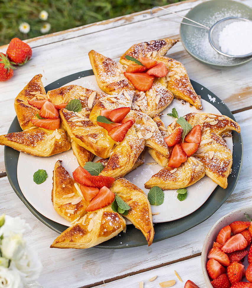 Erdbeer-Windräder aus Croissant- & Plunderteig