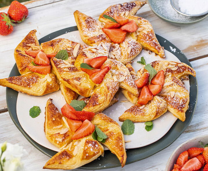 Erdbeer-Windräder aus Croissant- & Plunderteig