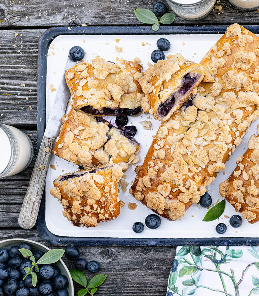 Hefeteigstrudel mit Vanille-Heidelbeer Füllung