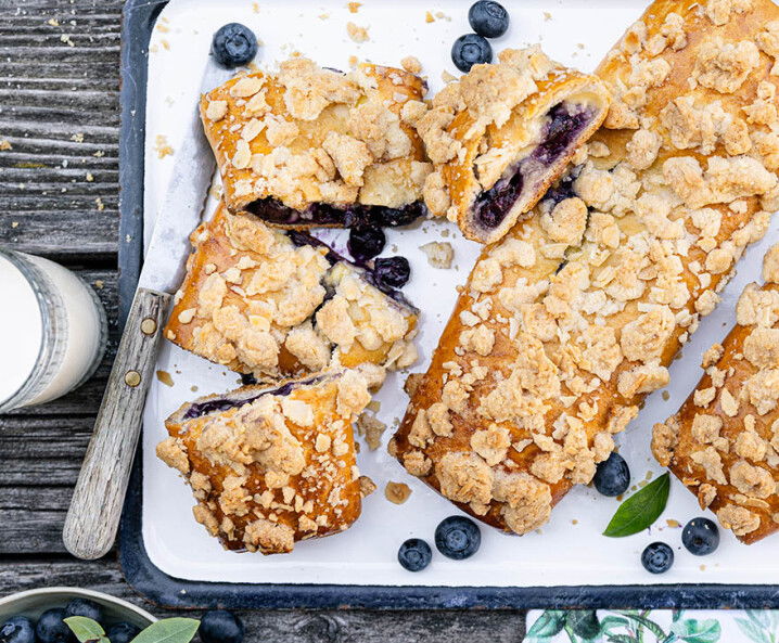 Hefeteigstrudel mit Vanille-Heidelbeer Füllung