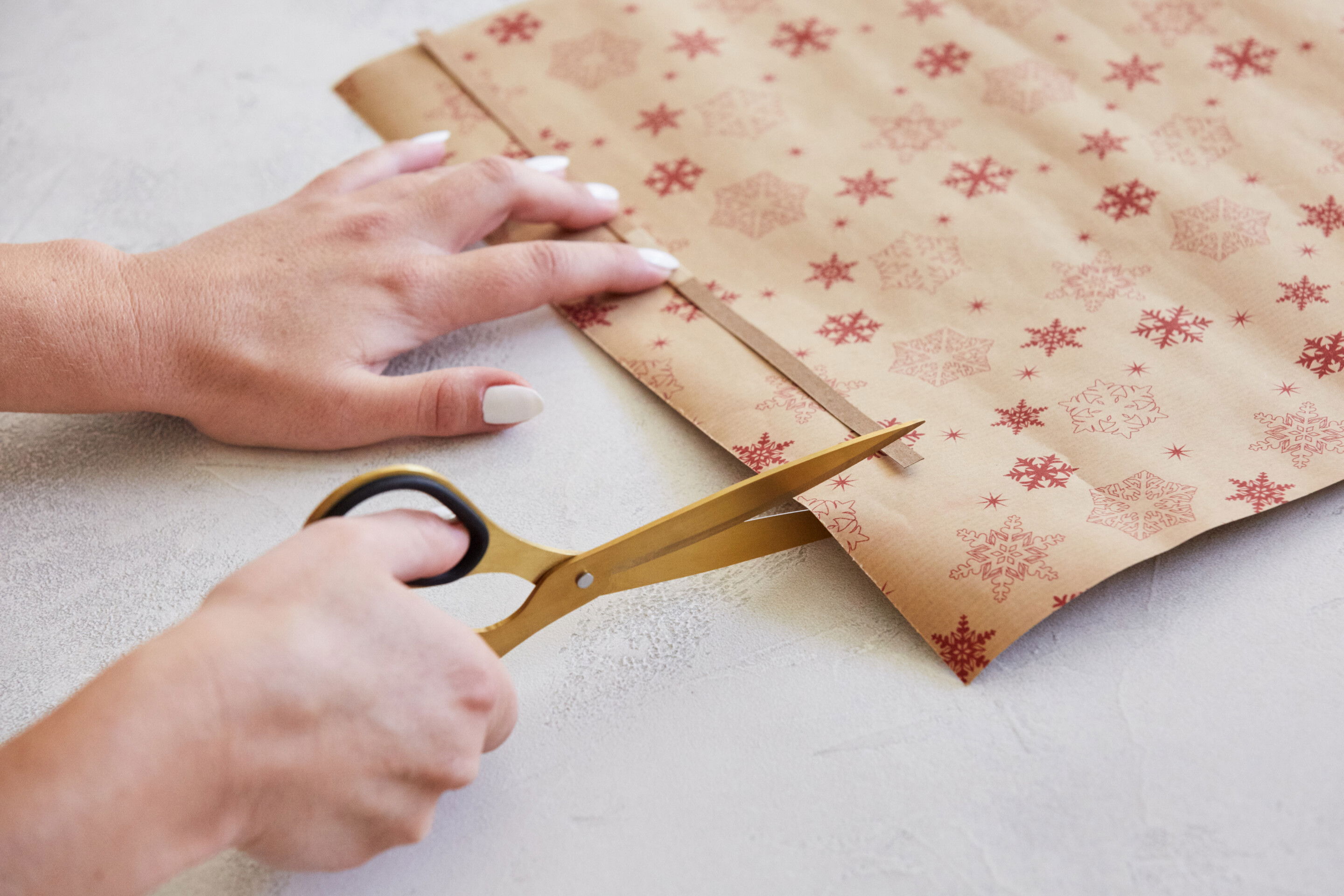 Schritt 1: Schneide das Geschenkpapier ungefähr auf die Länge des Knallstreifens zu.