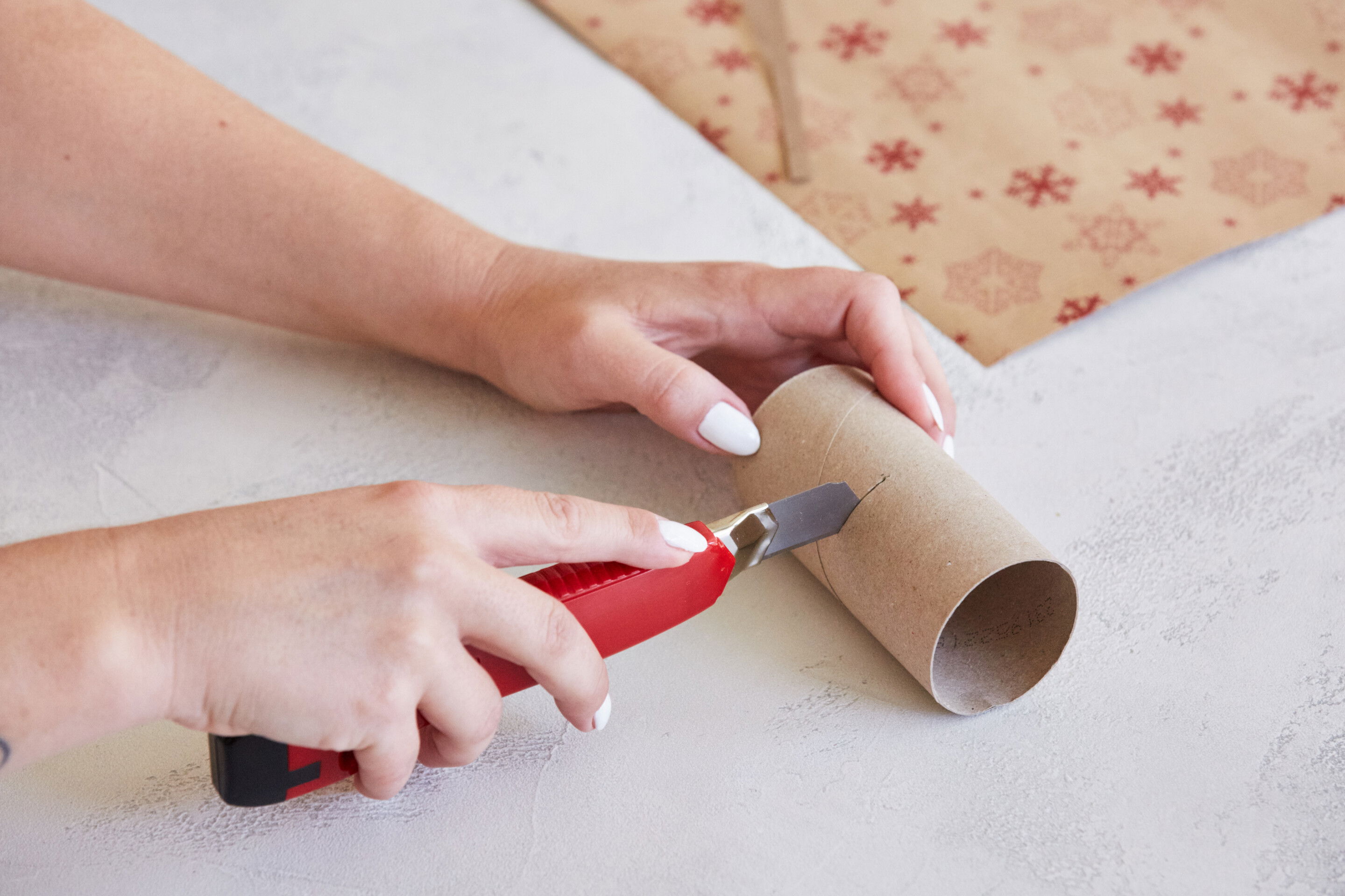 Schritt 2: Halbiere die Klopapierrolle mit einer Schere oder einem Cutter. Wenn du es wie die Briten machen möchtest, teilst du die Rolle in zwei unterschiedlich große Stücke.