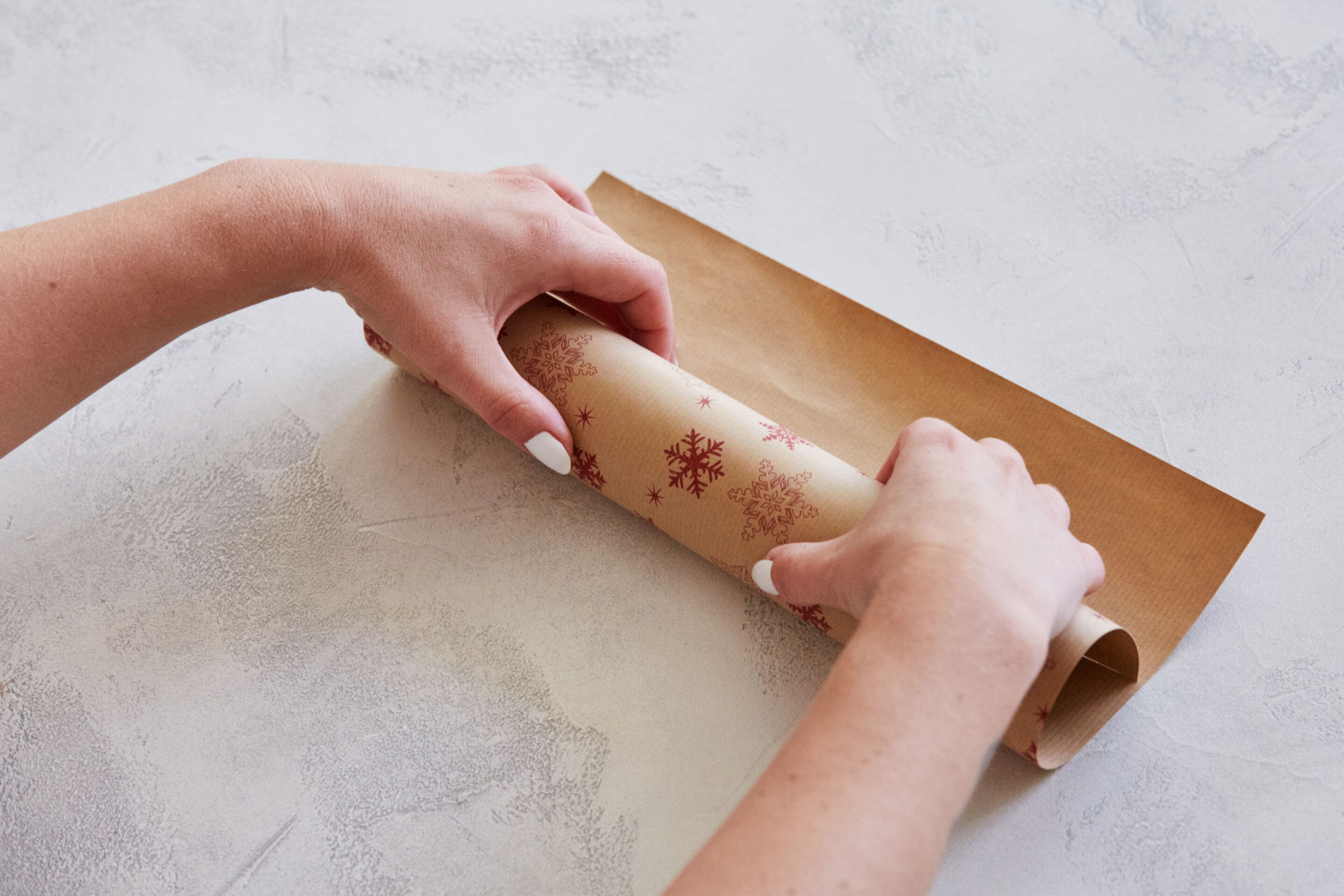 Schritt 5: Rolle die Klopapierrolle samt Geschenkpapier ein und verschließe sie mit Klebeband.