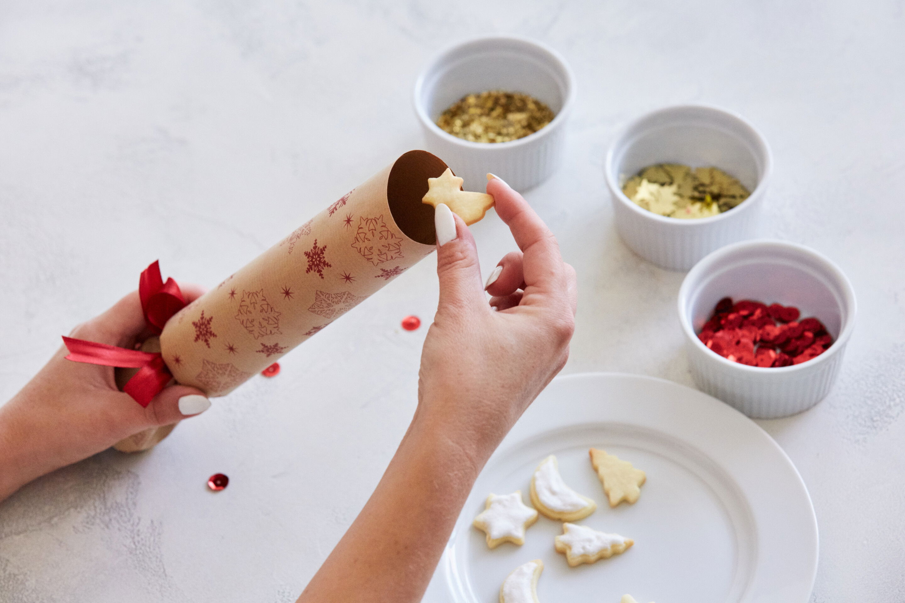 Schritt 7: Jetzt kannst du deinen Christmas Cracker nach Lust und Laune befüllen.