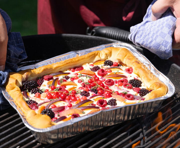 Hefekuchen mit sommerlichem Obst