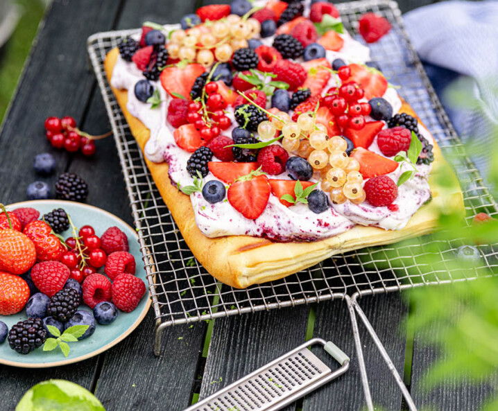 Süßer Grillteig mit Frischkäsecreme und Beeren