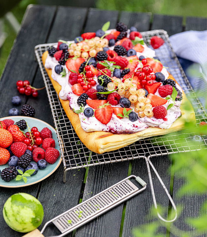 Süßer Grillteig mit Frischkäsecreme und Beeren