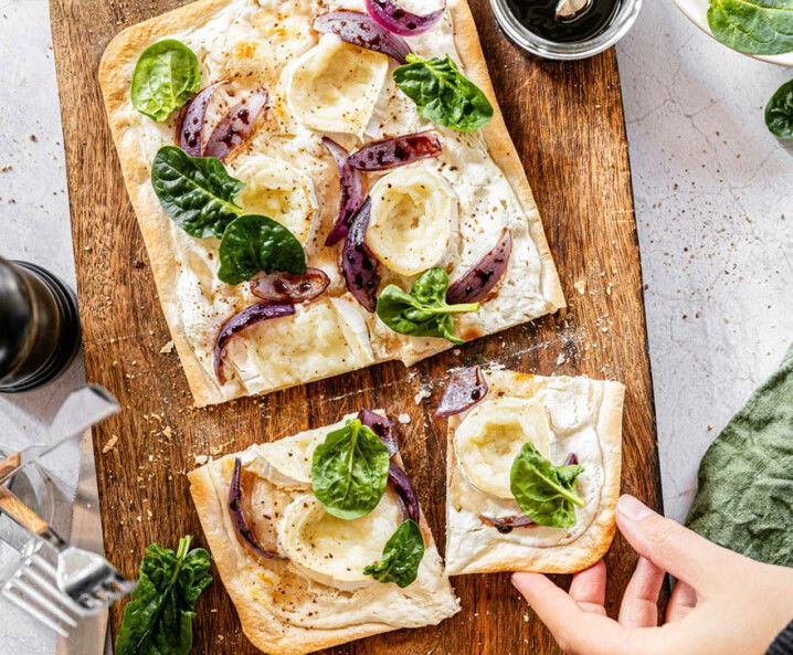 Balsamico-Zwiebel-Flammkuchen-mit-Ziegenkäse