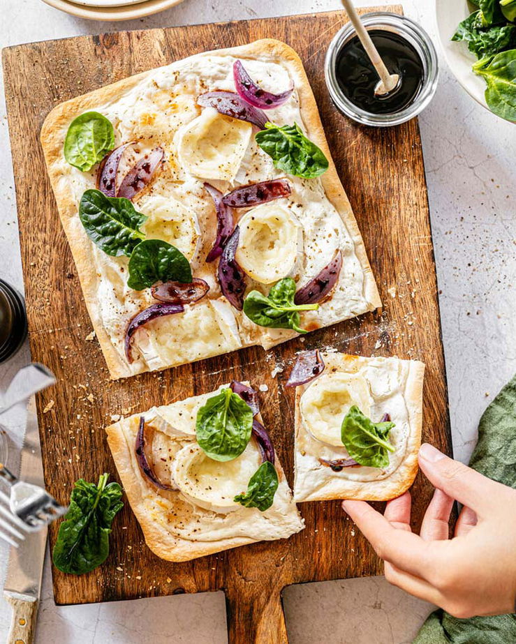 Balsamico-Zwiebel-Flammkuchen-mit-Ziegenkäse