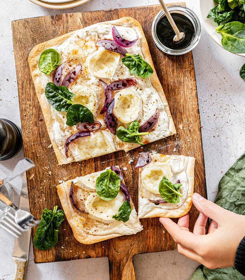 Balsamico-Zwiebel-Flammkuchen-mit-Ziegenkäse
