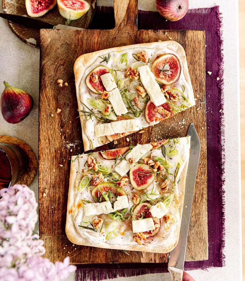 Flammkuchen mit Fetastreifen und Feigen