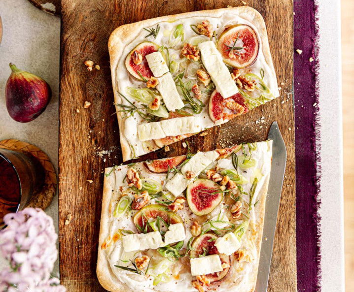Flammkuchen mit Fetastreifen und Feigen