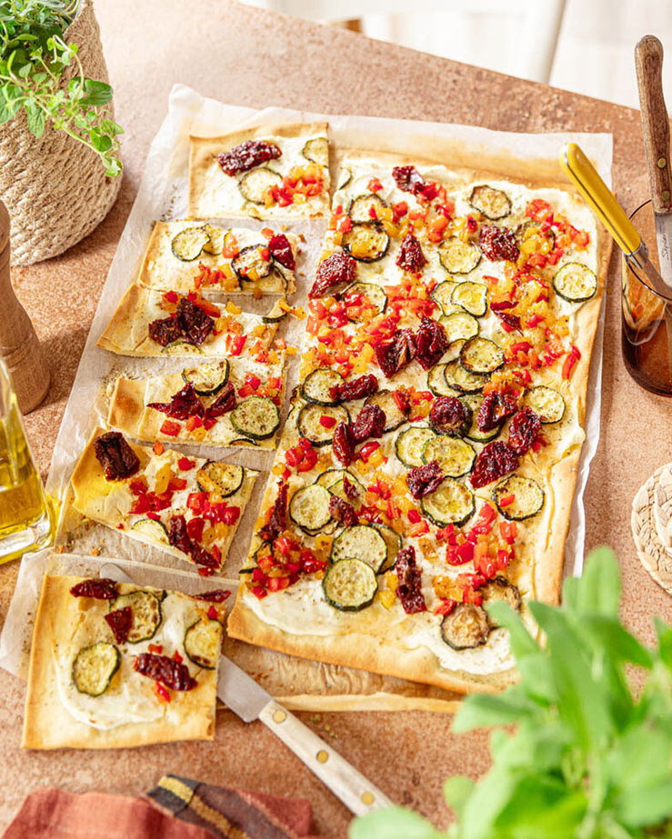 Frischer Flammkuchen mediterran