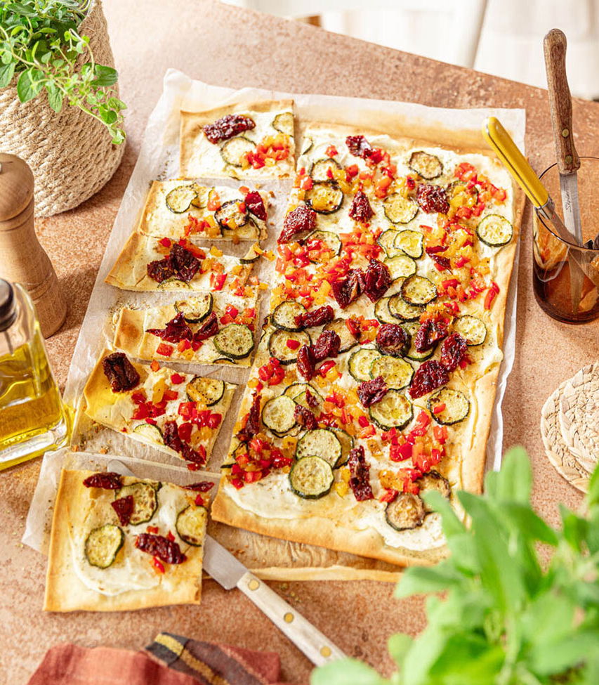 Frischer Flammkuchen mediterran