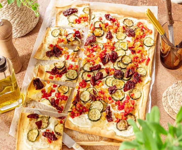 Frischer Flammkuchen mediterran