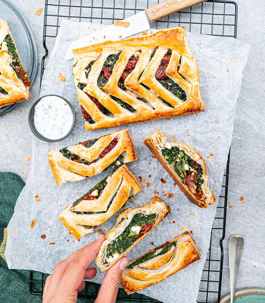 Blätterteigstrudel mit Spinat und Feta