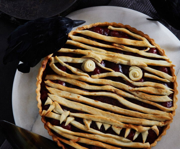 Süße Mumien-Tarte mit Kirschfüllung