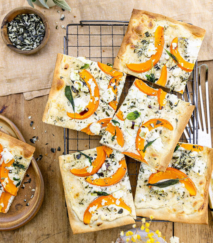 Flammkuchen mit Ziegenfeta und Kürbis