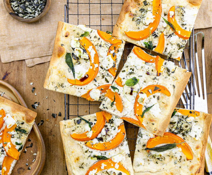 Flammkuchen mit Ziegenfeta und Kürbis