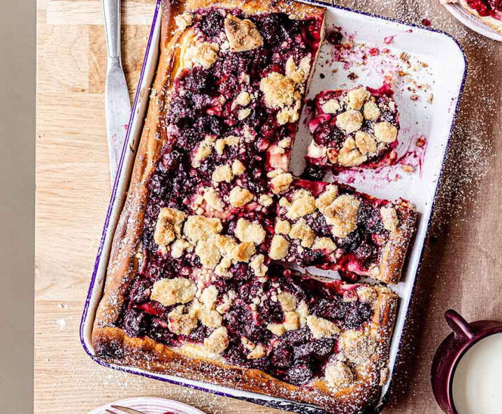 Streusel-Blechkuchen mit Kirschen