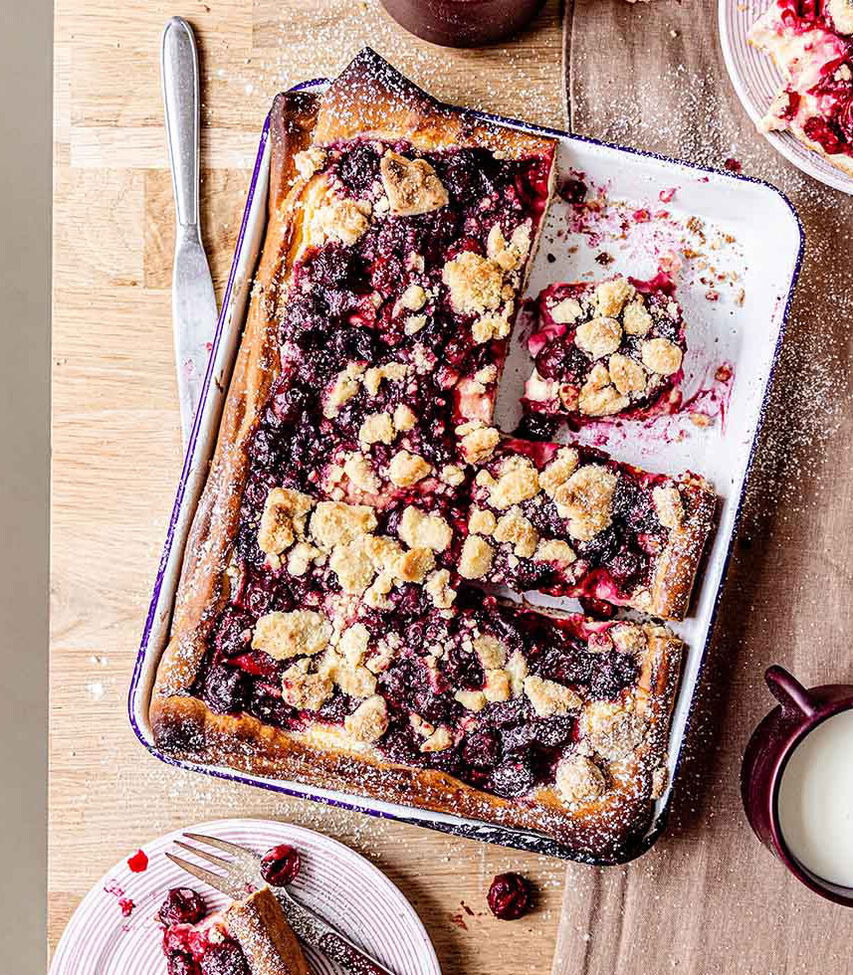 Streusel-Blechkuchen mit Kirschen