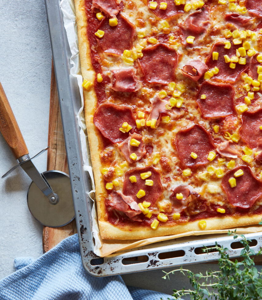 Schinken-Salami Pizza mit Mais